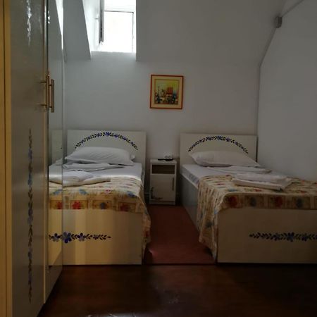Pensiunea Geostar 2 คูร์ตา เด อาร์เจช ภายนอก รูปภาพ